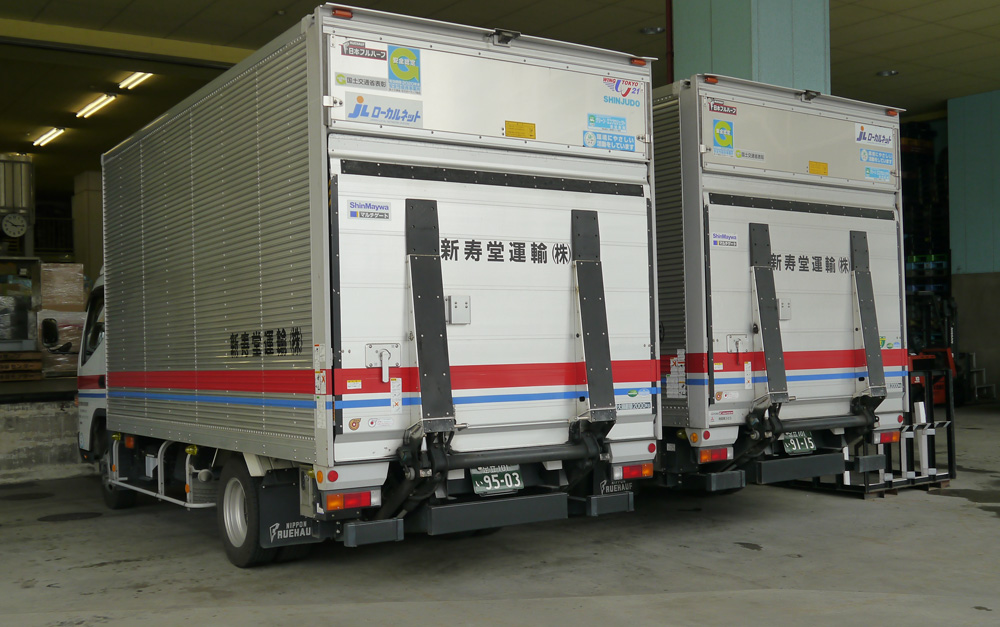 新寿堂運輸株式会社
本社（東京都江東区）、営業所（埼玉県桶川市）の２拠点より、
関東圏をメインに銀行のATM、駅の券売機、研究施設等の検査機などの精密機器運搬設置を得意にしております。